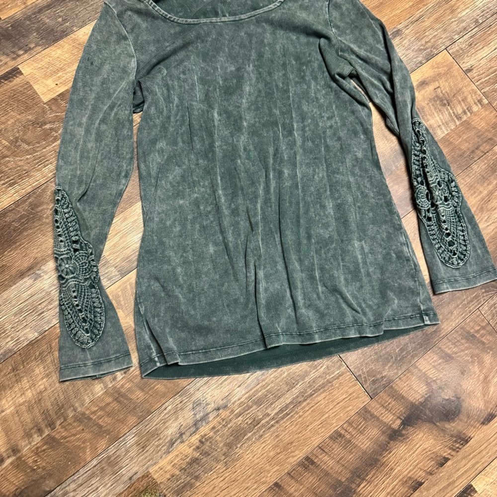 torrid Olive Green Long Sleeve Crochet Elbow Tee - Picture 4 of 7